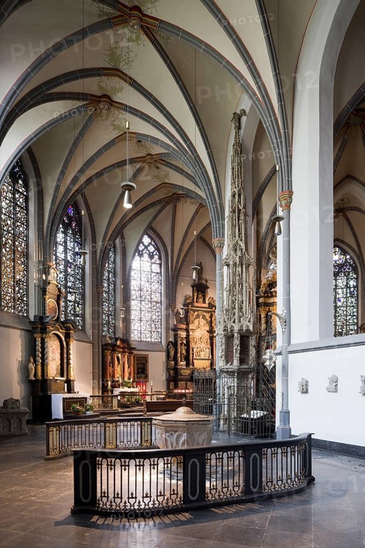 Northern ambulatory with sacrament house, St., Sankt, Saint