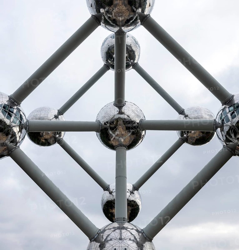 Brussels, Bruxelles, site of Expo 1958, Atomium, 165-billion-fold enlargement of an iron molecule, symbolising the atomic age and the peaceful use of nuclear energy, designed by engineer André Waterkeyn and elaborated and built by architects André and Jean Polak