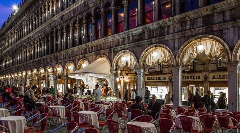 Italy Venice St Mark's Square -201 Old Procuratie planned by Mauro Codussi Start of construction after 1500 Construction management from 1517 Bartolomeo Bon Administration building on the ground floor Retail and gastronomy