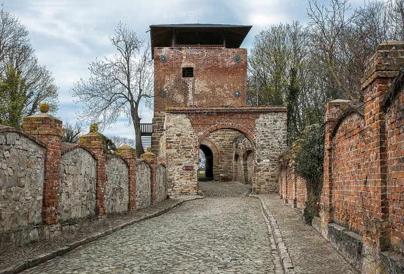 Klein Rosenburg Salzlandkreis Bildnr 1685 Rosenburg double-gate complex front historicist kennel without predecessor centre kennel 16th century back gate tower 12-15th century