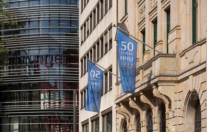 University building on Schadowplatz, former Niederrheinische Bank building, on the left the Kö-Bogen by Libeskind