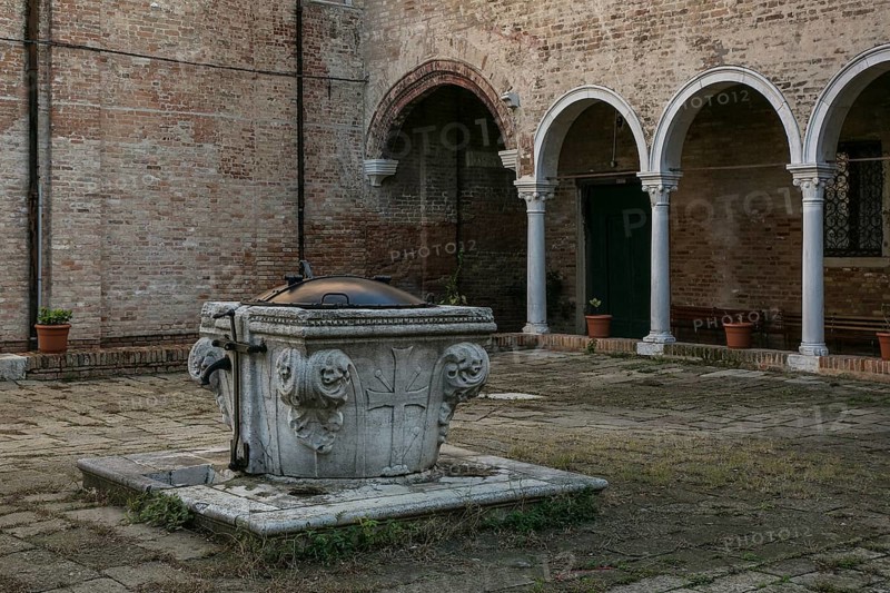 Italy Venice Church of San Giobbe -555 built from 1470 by Pietro Lombardo Consecration 1493 Cloister with 14th/15th century cistern