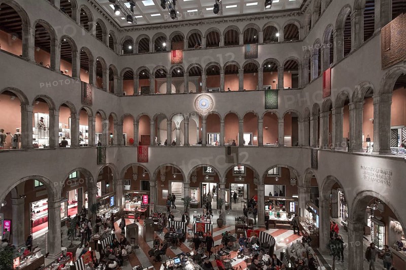 Italy Venice Fondaco dei Tedesci -193 built 1505-08 by G. Giocondo and A. Abbondi four-storey arcaded courtyard initially open 1870-2011 post office since 2016 luxury consumer temple