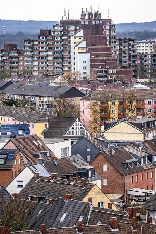 Residential tower block from 1972, Biegerhof, 261 flats, called Affenfelsen, in Wannheim, in front of it residential buildings, apartment blocks, in the district of Duisburg-Süd, Angerhausen district, North Rhine-Westphalia, Germany, Europe