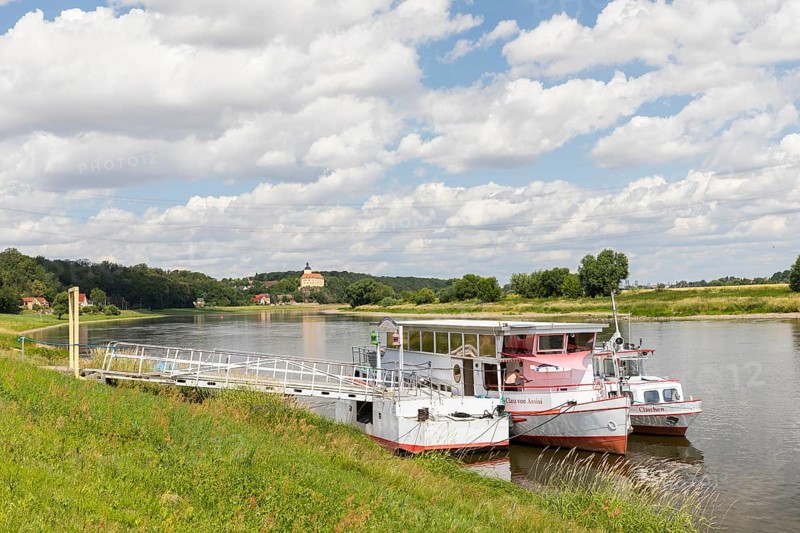 Elbe with ships at the Niederlommatzsch jetty, Althirschstein Castle in the background, Diera-Zehren, Saxony, Germany, Europe