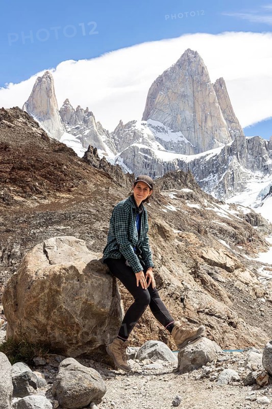 Young woman in front of lagoon de los Tres and mount Fitz Roy, Laguna de los Tres Trail, Mount Fitz Roy, El Chaltén, Santa Cruz Province, Argentina, South America