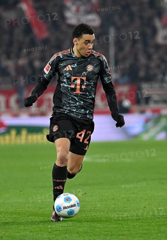 Jamal Musiala FC Bayern Munich FCB (42) Action on the ball MHPArena, MHP Arena Stuttgart, Baden-Württemberg, Germany, Europe