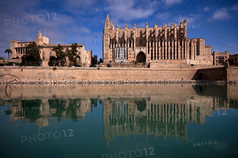 Palau Reial, Royal Palace La Almudaina and La Seu, Basilica de Santa Maria, Cathedral of St Mary, Reflection, Palma de Majorca, Majorca, Balearic Islands, Balearic Islands, Spain, Europe