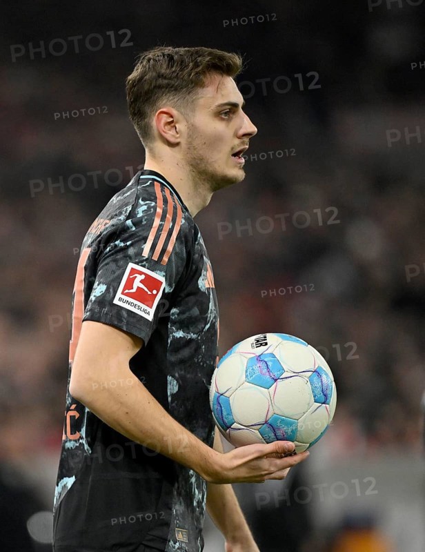 Throw-in action Josip Stanisic FC Bayern Munich FCB (44) MHPArena, MHP Arena Stuttgart, Baden-Württemberg, Germany, Europe