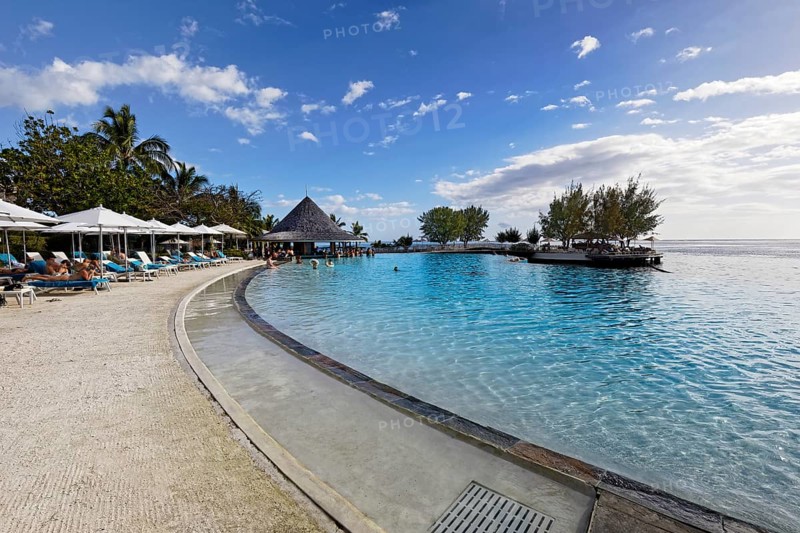 Sun loungers, parasol, infinity pool, beach bar, Te Moana Tahiti Resort, hotel, Tahiti-Nui, Tahiti, Society Islands, Leeward Islands, French Polynesia, Oceania