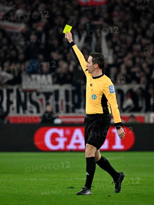 Referee Referee Benjamin Brand shows yellow card yellow caution MHPArena, MHP Arena Stuttgart, Baden-Württemberg, Germany, Europe