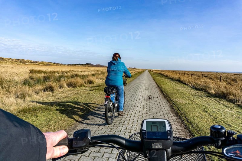 The East Frisian North Sea island of Juist in winter, cycling in the west of the island, on dyke paths, to Domäne Bill, e-bike, Lower Saxony, Germany, Europe