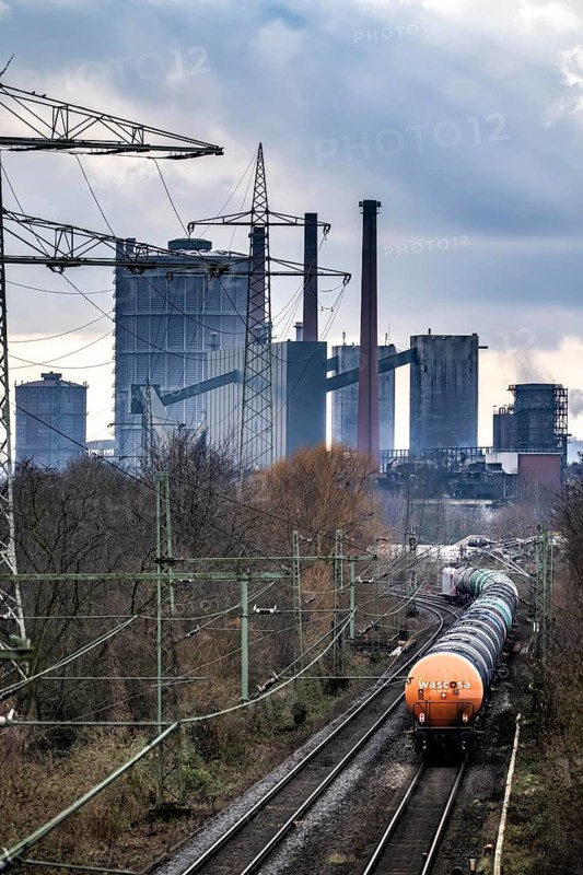 Prosper coking plant, operated by the ArcelorMittal steel group, 146 coke ovens with a daily output of 5500 tonnes of coke, railway line for freight traffic, freight train, Bottrop, North Rhine-Westphalia, Germany, Europe