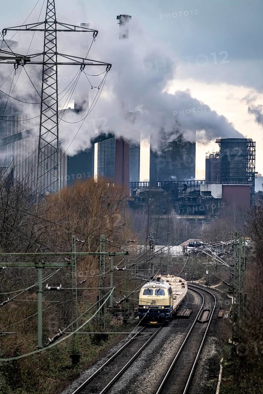 Prosper coking plant, operated by the ArcelorMittal steel group, 146 coke ovens with a daily output of 5500 tonnes of coke, railway line for freight traffic, freight train, Bottrop, North Rhine-Westphalia, Germany, Europe