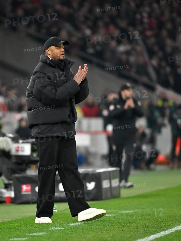 Coach Vincent Kompany FC Bayern Munich FCB on the sidelines clapping his hands in encouragement, applause MHPArena, MHP Arena Stuttgart, Baden-Württemberg, Germany, Europe