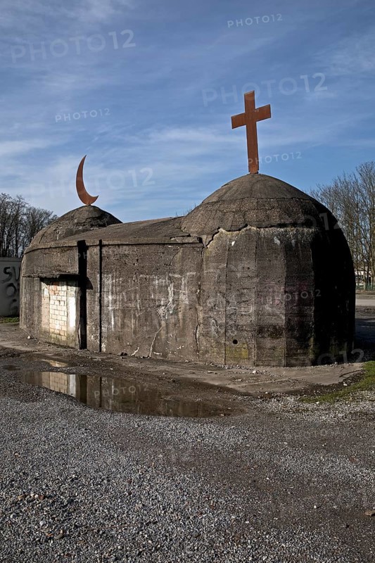 Artwork Migration object, cross and crescent on a former air-raid shelter, artist Helmut Bettenhausen, Cranger Kirmesplatz, Herne, Ruhr area, Germany, Europe