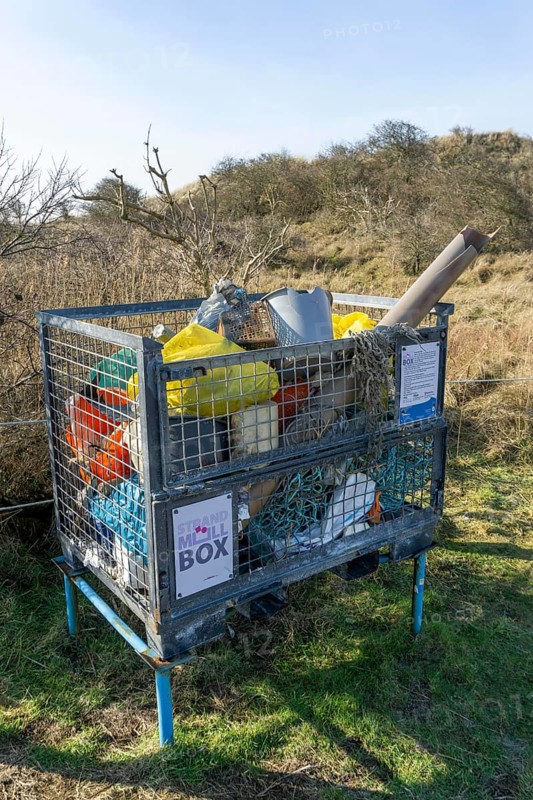 The East Frisian North Sea island of Juist in winter, beach rubbish box, where walkers can dispose of rubbish found on the beach, Lower Saxony, Germany, Europe