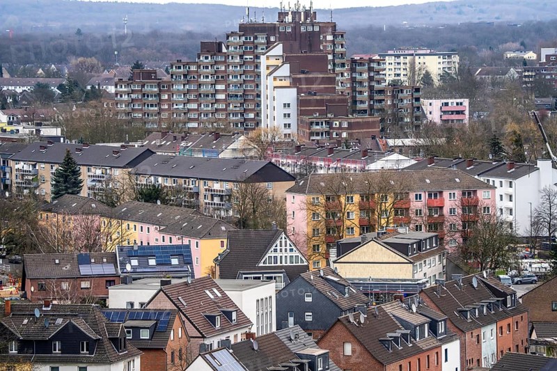 Residential tower block from 1972, Biegerhof, 261 flats, called Affenfelsen, in Wannheim, in front of it residential buildings, apartment blocks, in the district of Duisburg-Süd, Angerhausen district, North Rhine-Westphalia, Germany, Europe