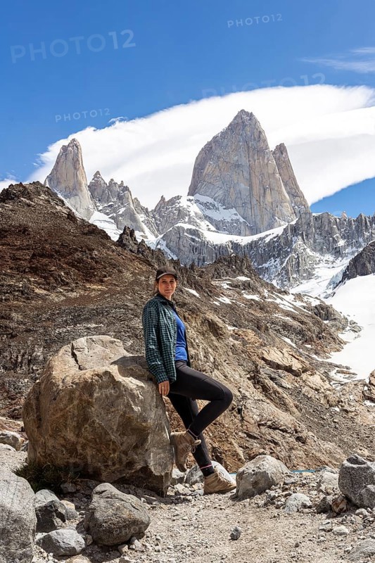 Young woman in front of lagoon de los Tres and mount Fitz Roy, Laguna de los Tres Trail, Mount Fitz Roy, El Chaltén, Santa Cruz Province, Argentina, South America