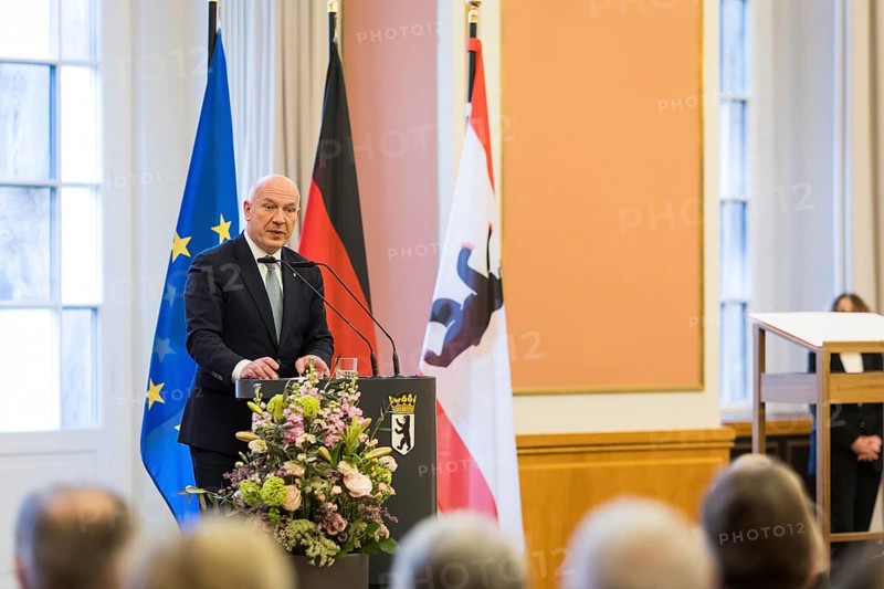 Kai Wegner (Governing Mayor of Berlin) delivers the laudatory speech in front of Friede Springer is awarded honorary citizenship in the Rotes Rathaus, Berlin, 26/02/2025