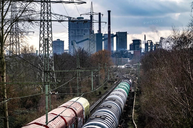Prosper coking plant, operated by the ArcelorMittal steel group, 146 coke ovens with a daily output of 5500 tonnes of coke, railway line for freight traffic, freight train, Bottrop, North Rhine-Westphalia, Germany, Europe