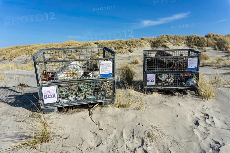 The East Frisian North Sea island of Juist in winter, beach rubbish box, where walkers can dispose of rubbish found on the beach, Lower Saxony, Germany, Europe