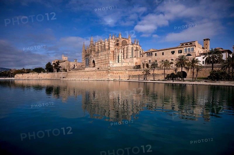 Palau Reial, Royal Palace La Almudaina and La Seu, Basilica de Santa Maria, Cathedral of St Mary, Reflection, Palma de Majorca, Majorca, Balearic Islands, Balearic Islands, Spain, Europe