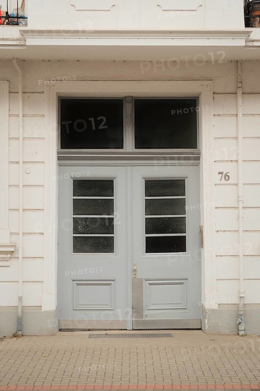 View of a double-winged entrance door of a more family house, Streetfotogrfie, Linden-Limmer, Hannover, Lower Saxony, Germany, Europe