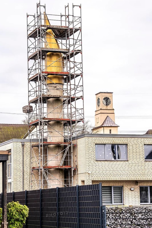 DITIB New Mosque in Duisburg Hüttenheim, new building, minaret under renovation, behind it tower of the Rosenbergstraße housing estate, North Rhine-Westphalia, Germany, Europe