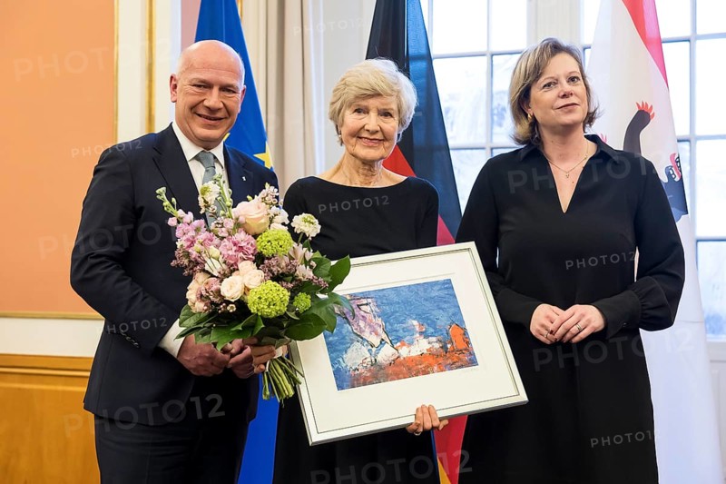 Kai Wegner (Governing Mayor of Berlin), Friede Springer and Cornelia Seibeld (President of the Berlin House of Representatives) at the awarding of honorary citizenship to Friede Springer in the Rotes Rathaus, Berlin, 26 February 2025 In addition to the certificate, Ms Springer receives a painting by the German actor, musician, painter and writer Armin Mueller-Stahl
