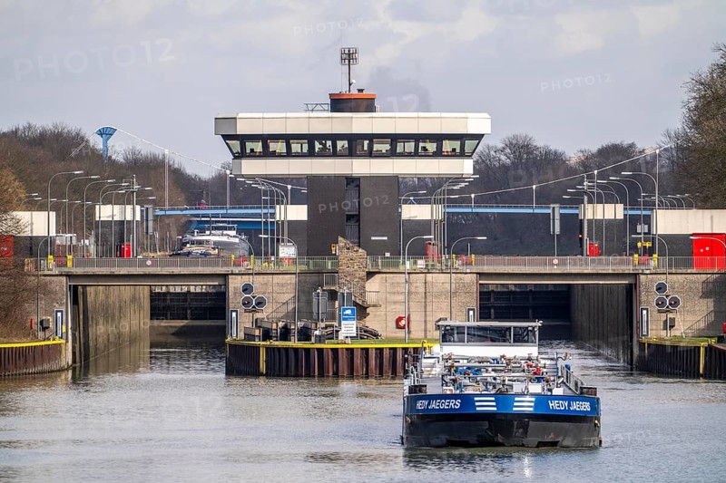 The Gelsenkirchen lock, double lock in the Rhine-Herne Canal, overcomes a height difference of 6.20 metres, North Rhine-Westphalia, Germany, The Gelsenkirchen lock, double lock in the Rhine-Herne Canal, overcomes a height difference of 6.20 metres, North Rhine-Westphalia, Germany, Europe
