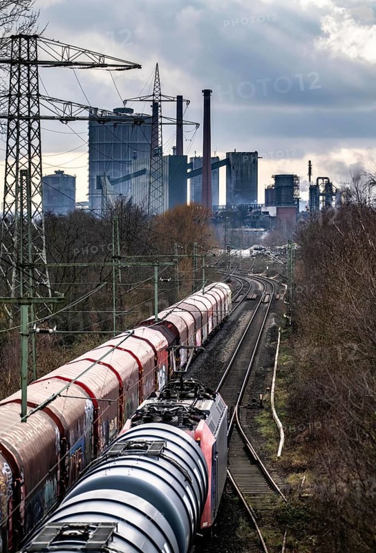 Prosper coking plant, operated by the ArcelorMittal steel group, 146 coke ovens with a daily output of 5500 tonnes of coke, railway line for freight traffic, freight train, Bottrop, North Rhine-Westphalia, Germany, Europe