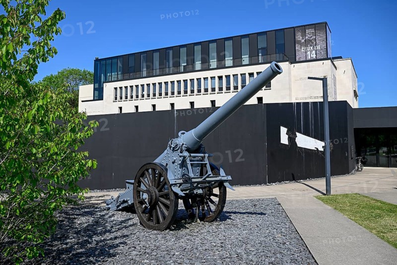 Cannon in front of the Memorial de Verdun, Museum, First World War, Verdun, Grand Est region, France, Europe
