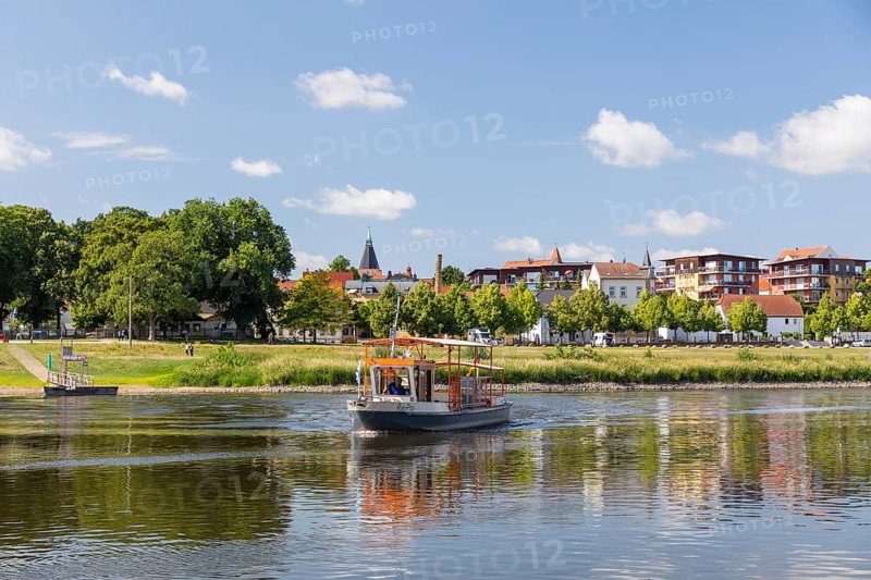 Ferry on the Elbe between Riesa and Promnitz, Saxony, Germany, Europe
