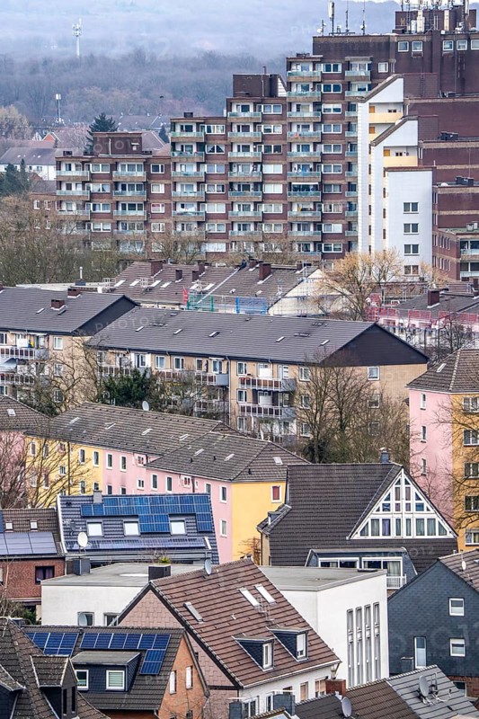 Residential tower block from 1972, Biegerhof, 261 flats, called Affenfelsen, in Wannheim, in front of it residential buildings, apartment blocks, in the district of Duisburg-Süd, Angerhausen district, North Rhine-Westphalia, Germany, Europe