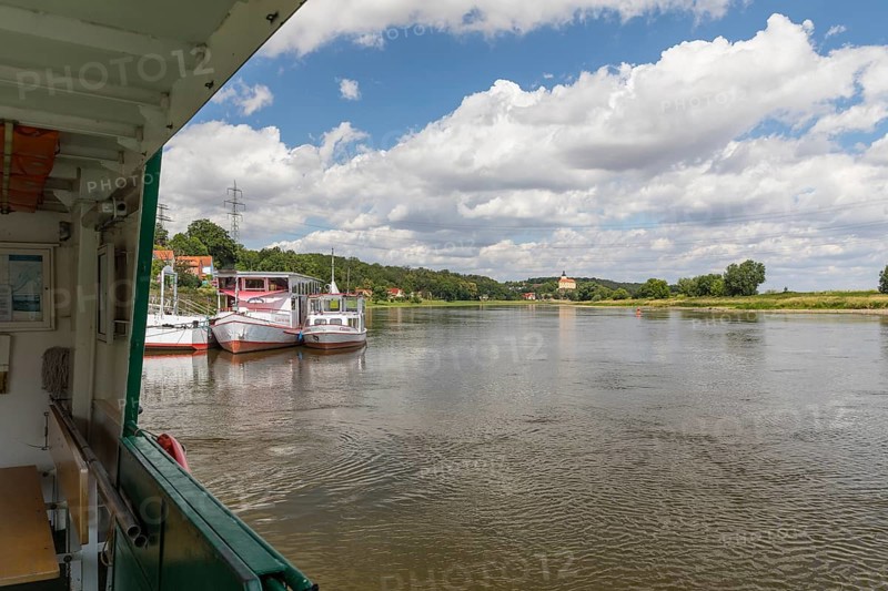 Elbe ferry from Niederlommatzsch to Diesbar-Seußlitz, Althirschstein Castle in the background, Diera-Zehren, Saxony, Germany, Europe