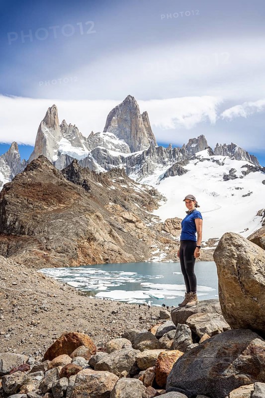 Young woman in front of lagoon de los Tres and mount Fitz Roy, Laguna de los Tres Trail, Mount Fitz Roy, El Chaltén, Santa Cruz Province, Argentina, South America
