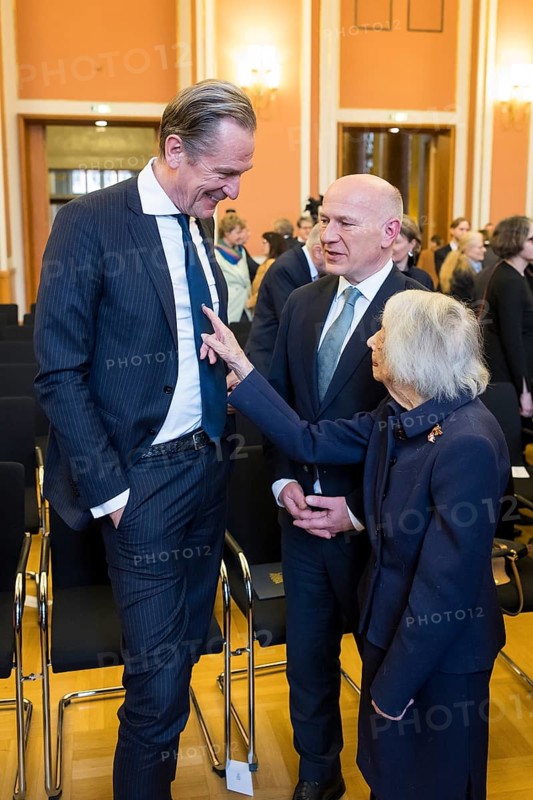 Margot Friedländer (Holocaust survivor, r.) points to the Brandenburg Tor on the tie of Mathias Döpfner (CEO of Axel Springer SE, l.), in the middle Kai Wegner (Governing Mayor of Berlin) at the award ceremony for Friede Springer at the Rotes Rathaus, Berlin, 26.02.2025