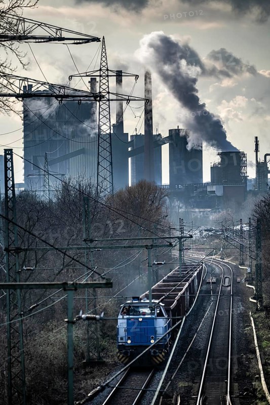 Prosper coking plant, operated by the ArcelorMittal steel group, 146 coke ovens with a daily output of 5500 tonnes of coke, railway line for freight traffic, freight train, Bottrop, North Rhine-Westphalia, Germany, Europe