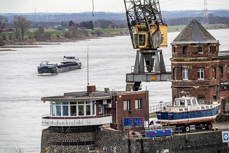 Container terminal in the Rhine port of Krefeld, inland port, 4th largest public port in North Rhine-Westphalia, trimodal handling of goods, goods, containers, general cargo, North Rhine-Westphalia, Germany, Europe