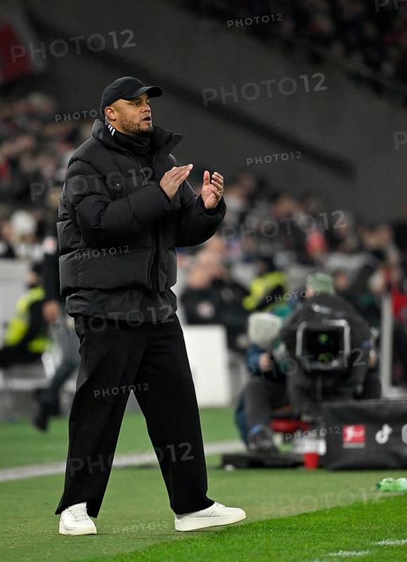 Coach Vincent Kompany FC Bayern Munich FCB on the sidelines clapping his hands in encouragement, applause MHPArena, MHP Arena Stuttgart, Baden-Württemberg, Germany, Europe