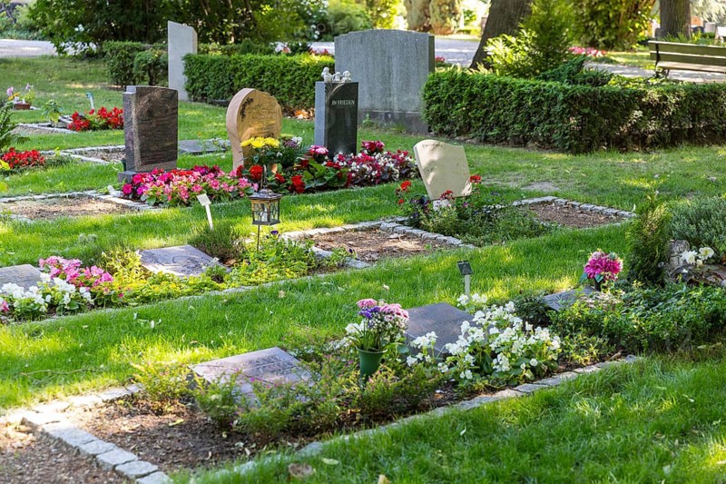 Occupied and empty grave sites for urn graves at the Alleestraße cemetery in Riesa, Saxony, Germany, Europe