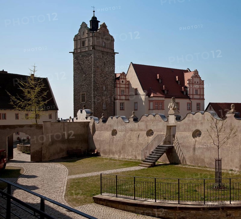 Gatehouse, Blue Tower and Old House from the north-east, in front the eastern castle courtyard wall from 1682