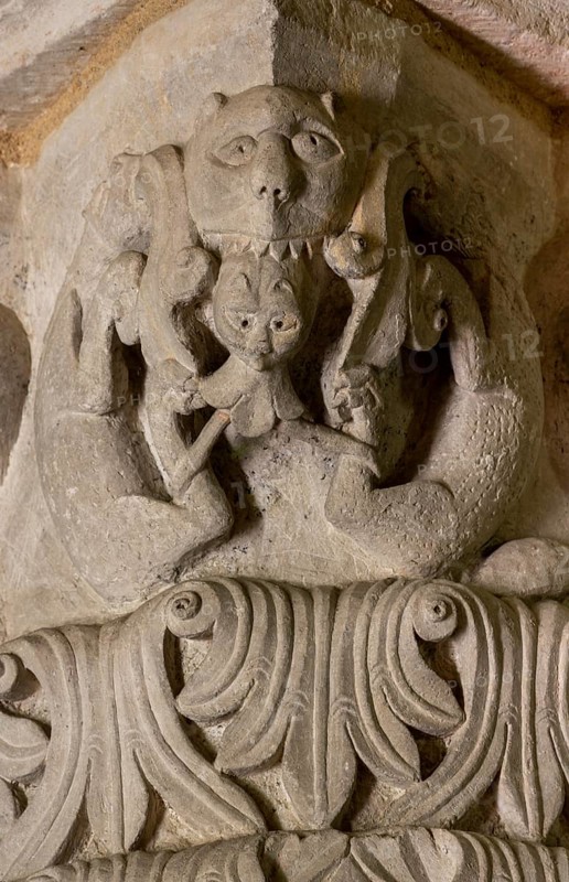 Neuvy-Saint-Sépulchre, collegiate church of St-Jacques, rotunda, column capitals with mythical creatures