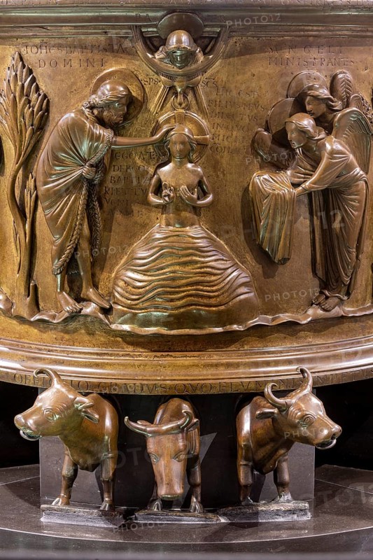 Liège, Liege, St Barthélemy (Sint-Bartolomeüskerk, Sankt Bartholomäus), baptismal font by Reiner von Huy, bronze, ca. 1107-1125