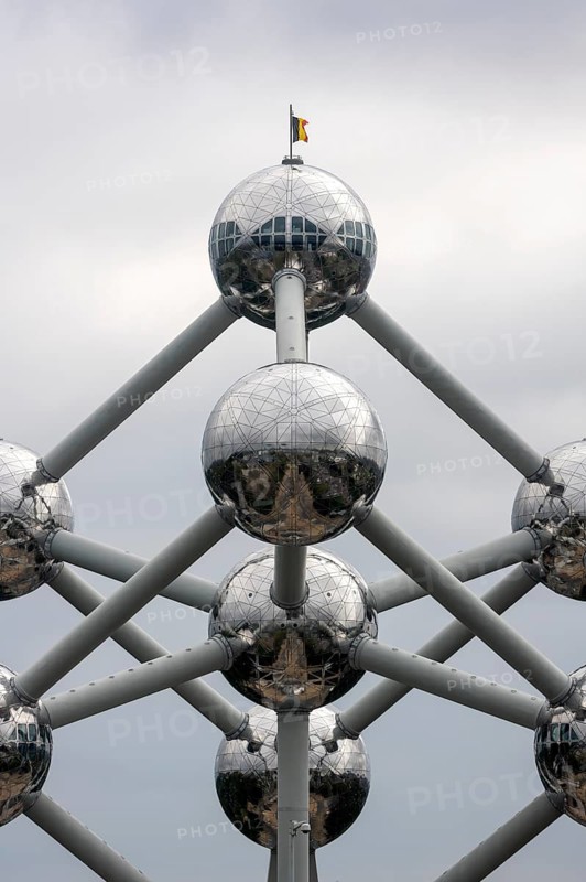 Brussels, Bruxelles, site of Expo 1958, Atomium, 165-billion-fold enlargement of an iron molecule, symbolising the atomic age and the peaceful use of nuclear energy, designed by engineer André Waterkeyn and elaborated and built by architects André and Jean Polak