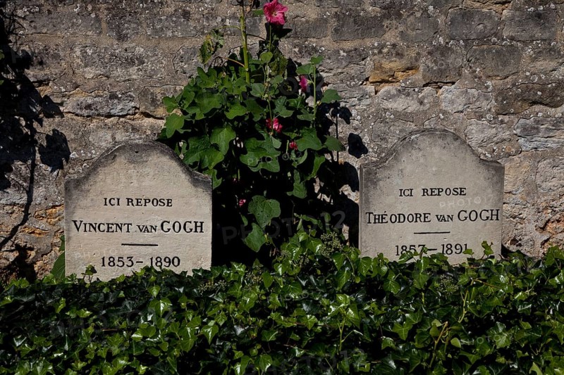 Gravestones of the painter Vincent van Gogh and his brother Theodor, arranged in this way since 1914