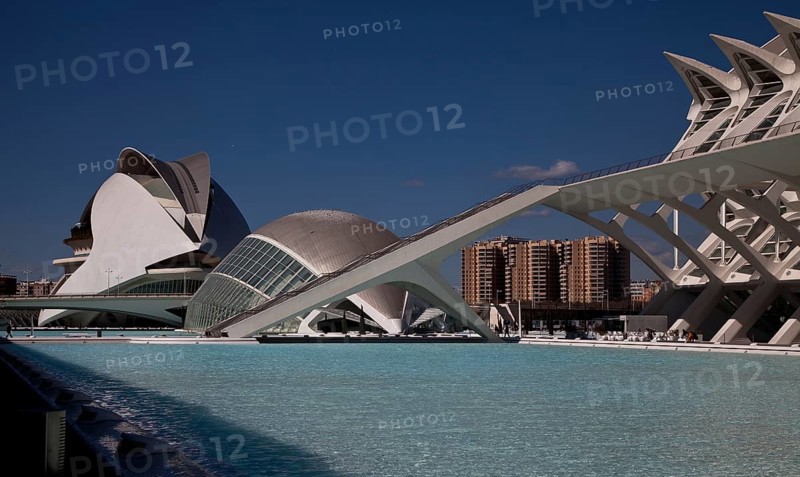 City of Arts and Sciences (cat./val. Ciutat de les Arts i de les Ciències), on the right MUSEO DE LAS CIENCIAS, on the left opera house KÖNIGIN SOFIA, El Palacio de las Artes Reina Sofía (en valenciano Palau de les Arts Reina Sofia) es el teatro de la ópera de Valencia, in between cinema L'Hemisfèric (el Hemisférico en castellano)