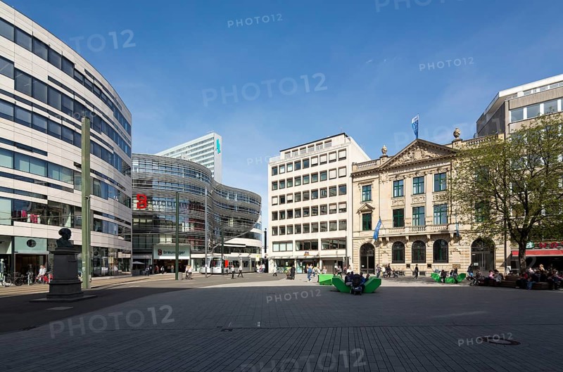 University building on Schadowplatz, former Niederrheinische Bank building, on the left the Kö-Bogen by Libeskind