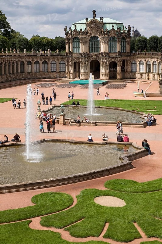 Inner courtyard, wall pavilion with lawn parterre